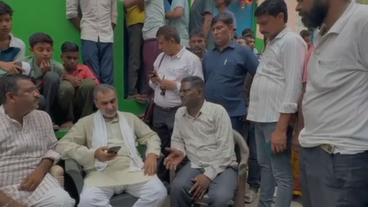 मोहल्ले से 23 लोगों ने बनाया था माता वैष्णो देवी के दर्शन का प्लान, लैंड स्लाइड में चली गई 6 की जान मोहल्ले से 23 लोगों ने बनाया था माता वैष्णो देवी के दर्शन का प्लान, लैंड स्लाइड में चली गई 6 की जान