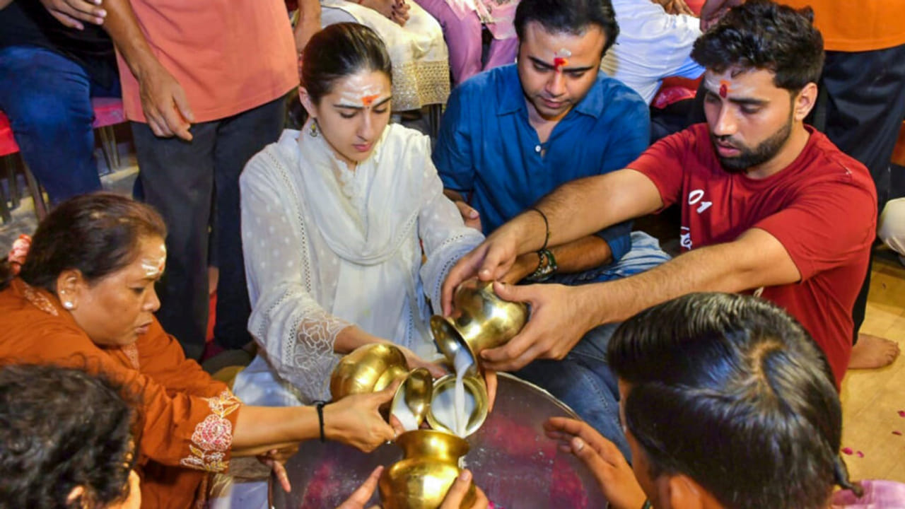 भक्ति में लीन दिखीं सारा अली खान, बनारस में गंगा आरती में हुईं शामिल- Photos