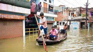 UP में बाढ़-बारिश से त्राहिमाम, 23 जिलों में स्कूल-कॉलेज बंद; हजारों गांवों में घुसा पानी
