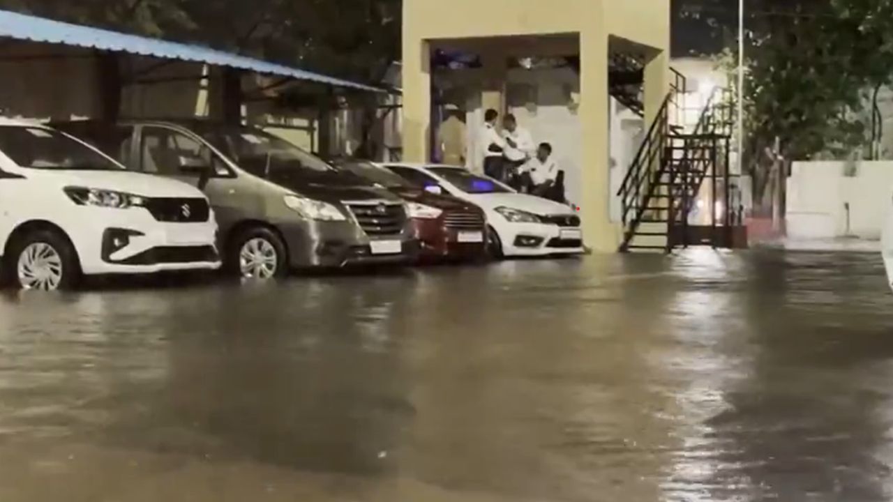 नोएडा-गाजियाबाद में सुबह-सुबह बदला मौसम का मिजाज, झमाझम बारिश ने दिलाई उमस से राहत नोएडा-गाजियाबाद में सुबह-सुबह बदला मौसम का मिजाज, झमाझम बारिश ने दिलाई उमस से राहत