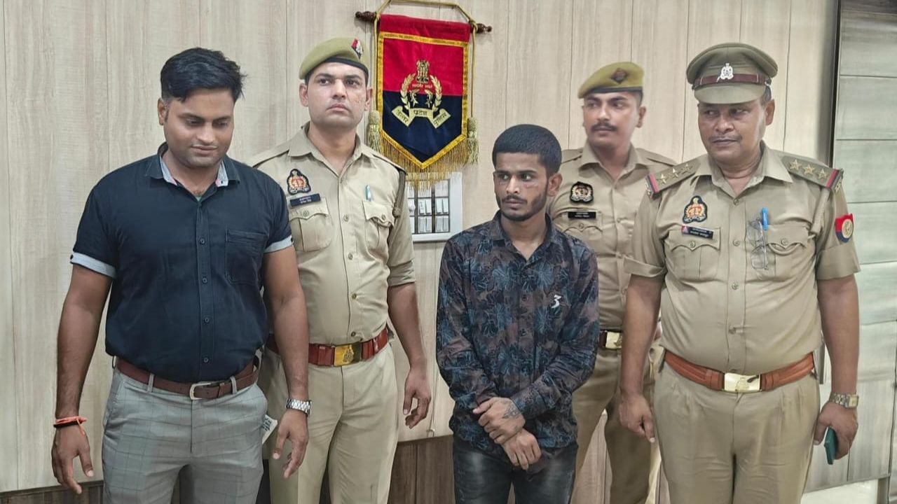 रात में सोते रह गए बंदी रक्षक, हथकड़ी खोलकर फरार हुआ 22 साल का साइबर ठग रात में सोते रह गए बंदी रक्षक, हथकड़ी खोलकर फरार हुआ 22 साल का साइबर ठग