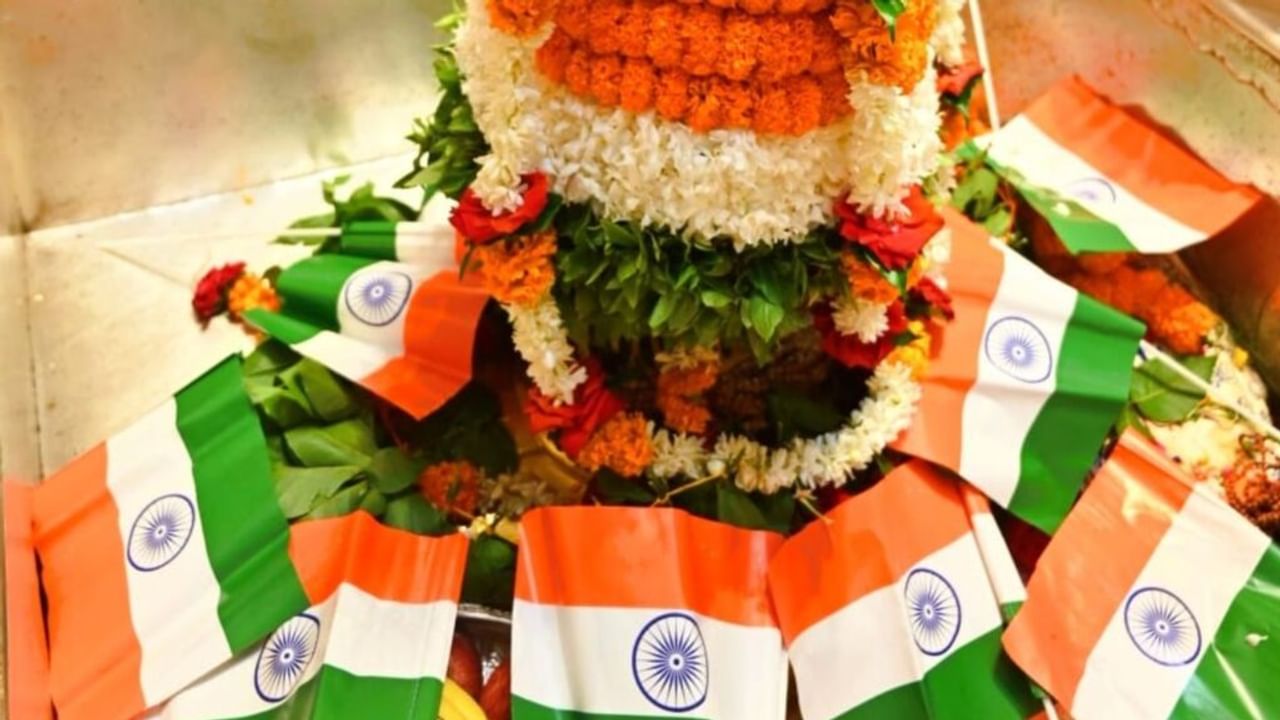विश्वनाथ मंदिर में स्वतंत्रता दिवस पर तिरंगे से सजाया गया बाबा का विग्रह, भक्तों का उमड़ा सैलाब