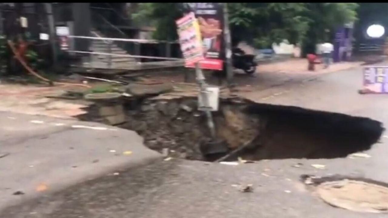 लखनऊ में बारिश का असर, धंसी सड़क, 12वीं तक के स्कूल बंद करने का आदेश