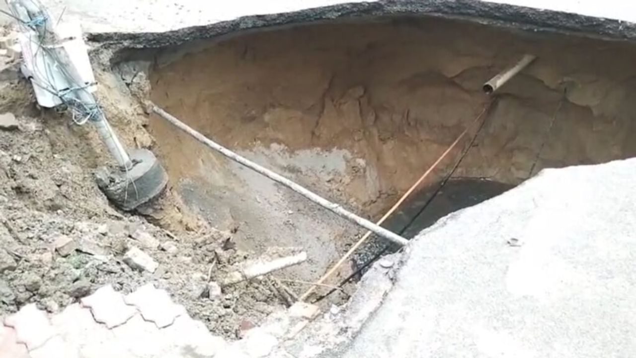 लखनऊ में बारिश का असर, धंसी सड़क, 12वीं तक के स्कूल बंद करने का आदेश