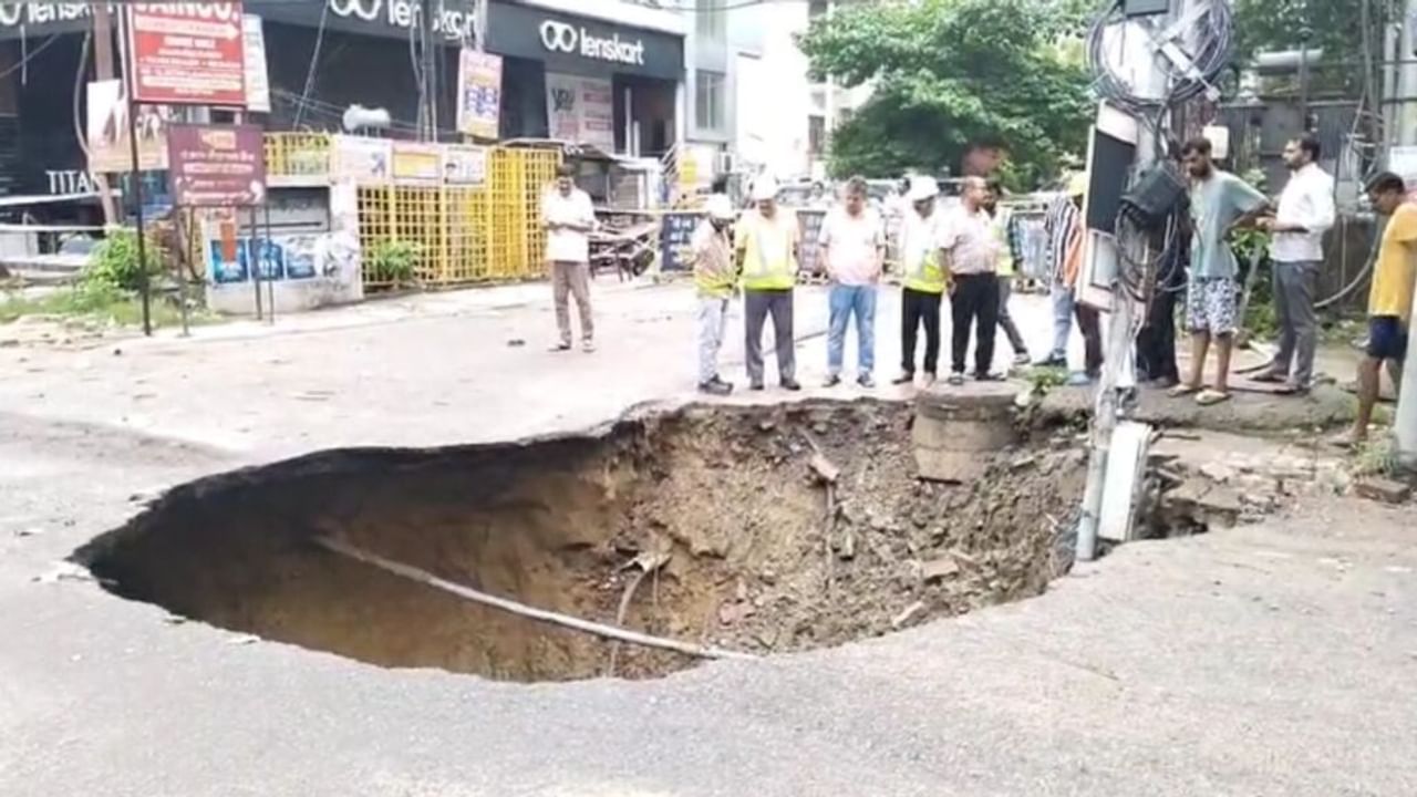 लखनऊ में बारिश का असर, धंसी सड़क, 12वीं तक के स्कूल बंद करने का आदेश