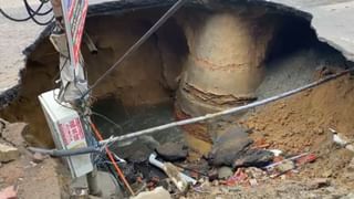 लखनऊ में बारिश का असर, धंसी सड़क, 12वीं तक के स्कूल बंद करने का आदेश