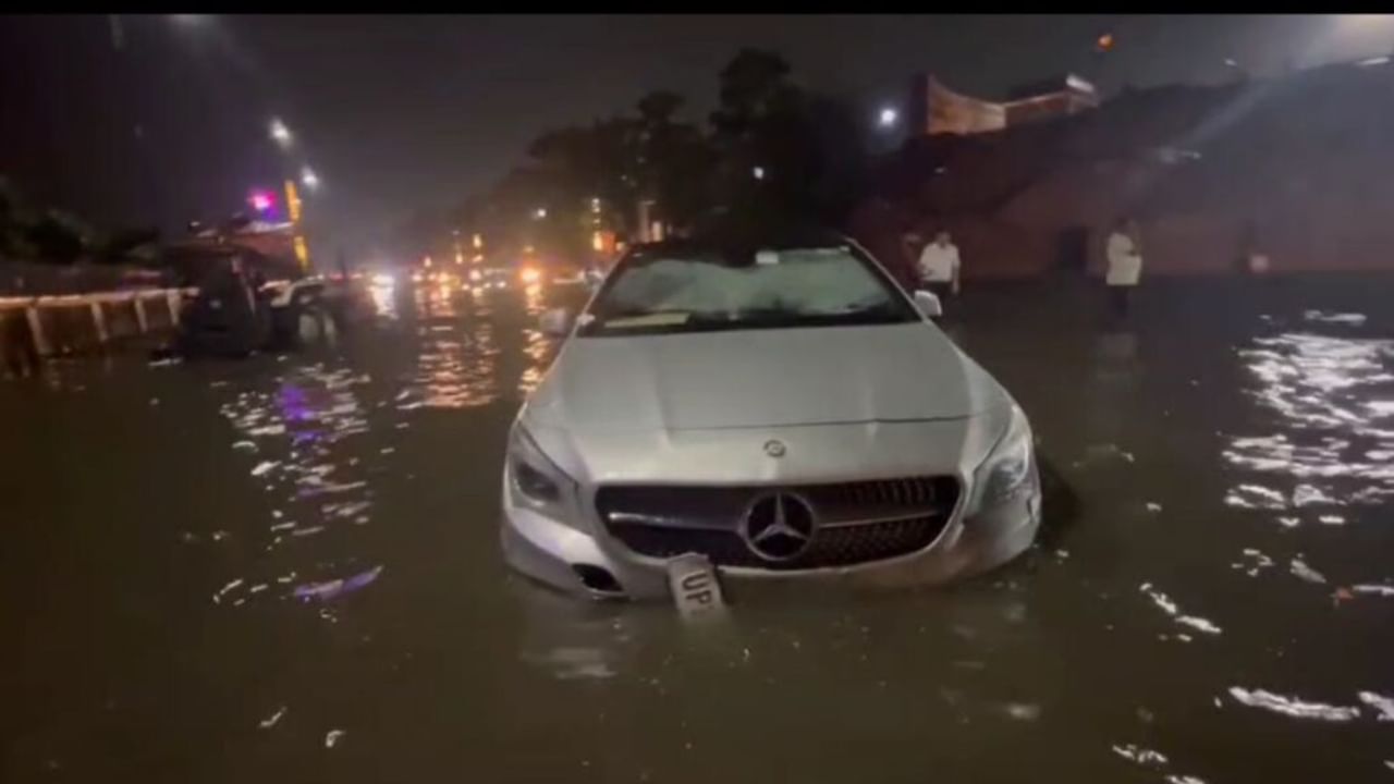 लखनऊ में बारिश का असर, धंसी सड़क, 12वीं तक के स्कूल बंद करने का आदेश