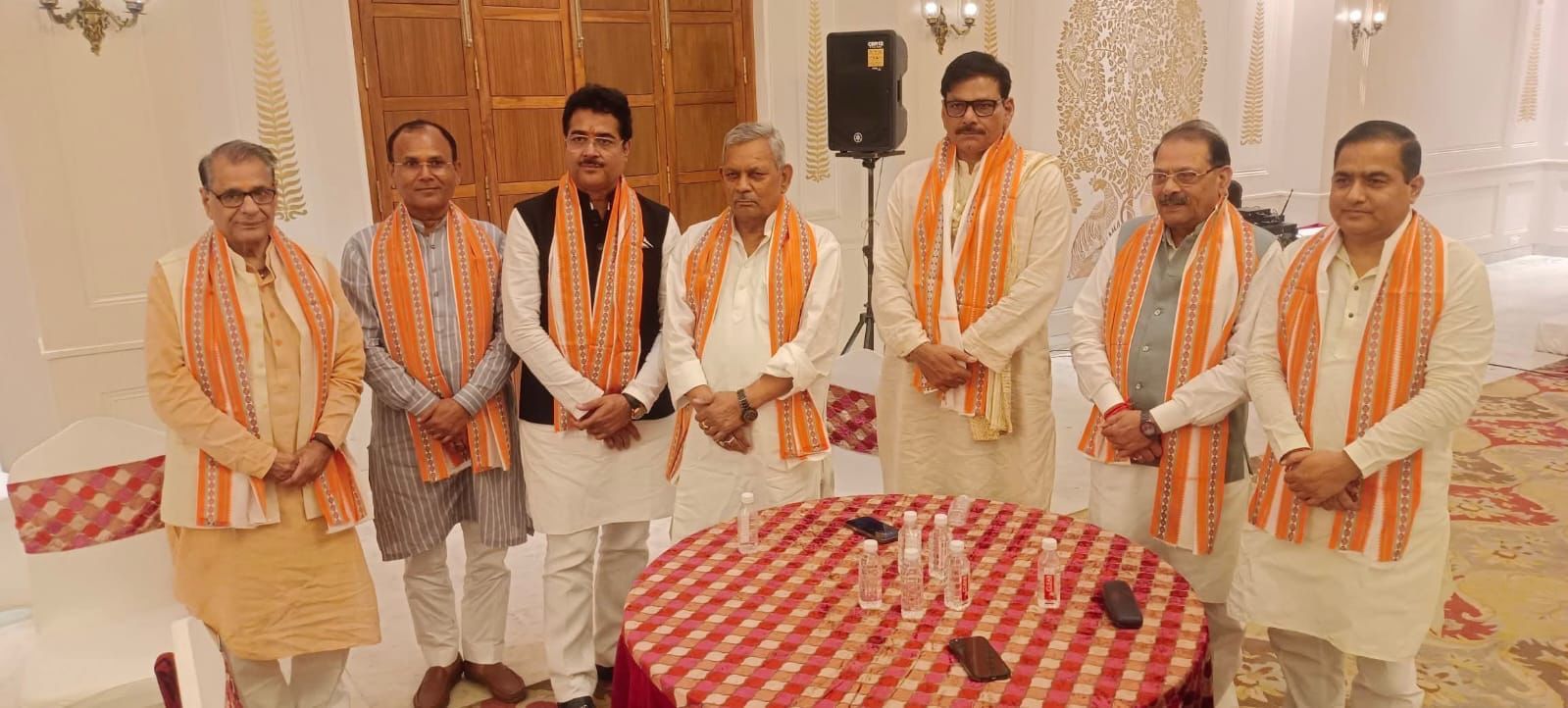 लखनऊ में ‘कुटुंब परिवार’ की आड़ में ठाकुर विधायकों की बैठक: यूपी बीजेपी में हलचल, केंद्रीय नेतृत्व को भेजी गई रिपोर्ट लखनऊ में ‘कुटुंब परिवार’ की आड़ में ठाकुर विधायकों की बैठक: यूपी बीजेपी में हलचल, केंद्रीय नेतृत्व को भेजी गई रिपोर्ट