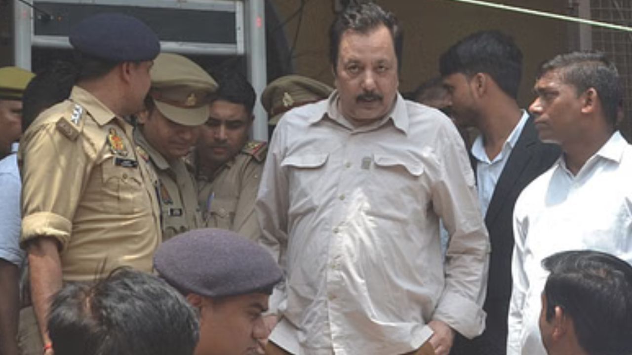 जब महिला कारोबारी को बदनाम करने के लिए छपवा दी ‘डर्टी बुक्स’, अखिलेश दुबे के गुनाहों की लिस्ट में एक और कहानी