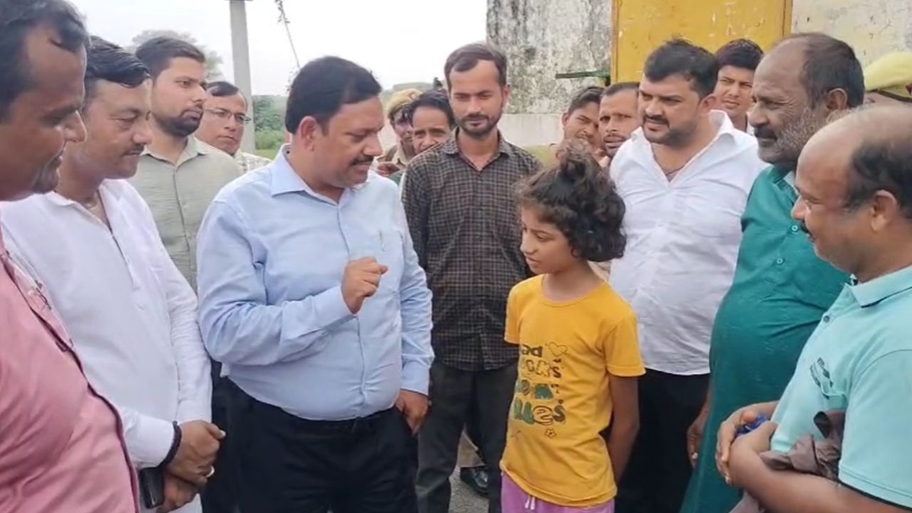 औरैया: ‘MLA नहीं, DM बनूंगी मैं…’ बच्ची ने दिया ऐसा जवाब, चौंक गए अफसर, वायरल हो रहा Video औरैया: ‘MLA नहीं, DM बनूंगी मैं…’ बच्ची ने दिया ऐसा जवाब, चौंक गए अफसर, वायरल हो रहा Video