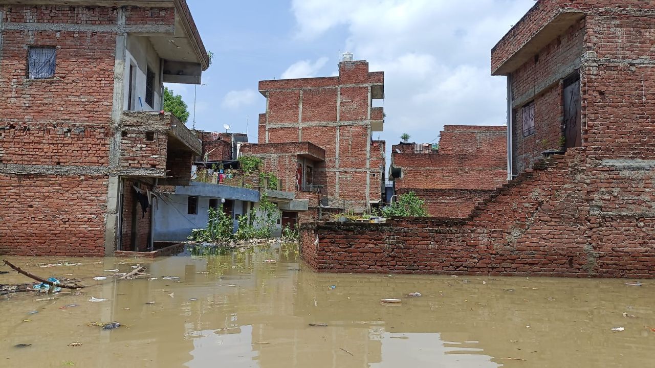 प्रयागराज बाढ़: घरों में भरा लबालब पानी, राहत के लिए प्रशासन मांग रहा ‘आधार कार्ड’, नहीं मिल रही मदद प्रयागराज बाढ़: घरों में भरा लबालब पानी, राहत के लिए प्रशासन मांग रहा ‘आधार कार्ड’, नहीं मिल रही मदद