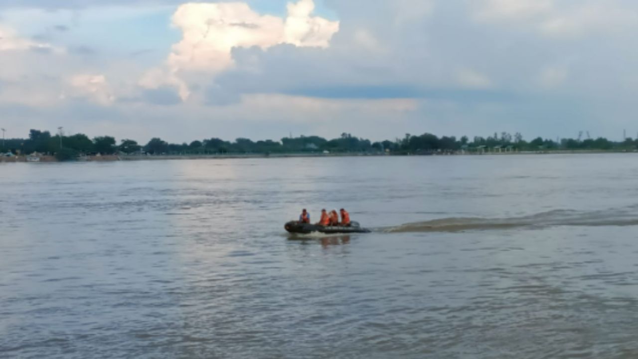 पत्नी ने 5 दिन पहले लगाई थी गंगा में छलांग, अब बेटे को गोद में लेकर वहीं से कूद गया पति; हैरान कर देगी कहानी पत्नी ने 5 दिन पहले लगाई थी गंगा में छलांग, अब बेटे को गोद में लेकर वहीं से कूद गया पति; हैरान कर देगी कहानी