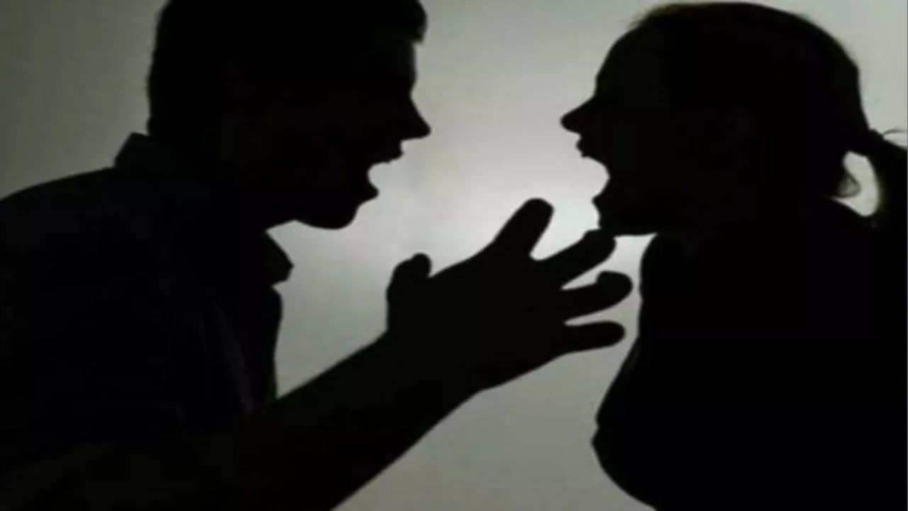 एक साल में 10 बार भागी पत्नी, पति ने बुलाई पंचायत तो बोली- 15 दिन बॉयफ्रेंड संग रहूंगी; हैरान कर देगी कहानी एक साल में 10 बार भागी पत्नी, पति ने बुलाई पंचायत तो बोली- 15 दिन बॉयफ्रेंड संग रहूंगी; हैरान कर देगी कहानी