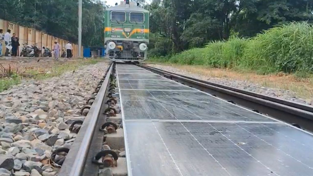 रेल पटरियों के बीच बिजली उत्पादन की ऐसी लाजवाब तरकीब! बनारस रेल कारखान ने किया 70 यूनिट प्रोडक्शन