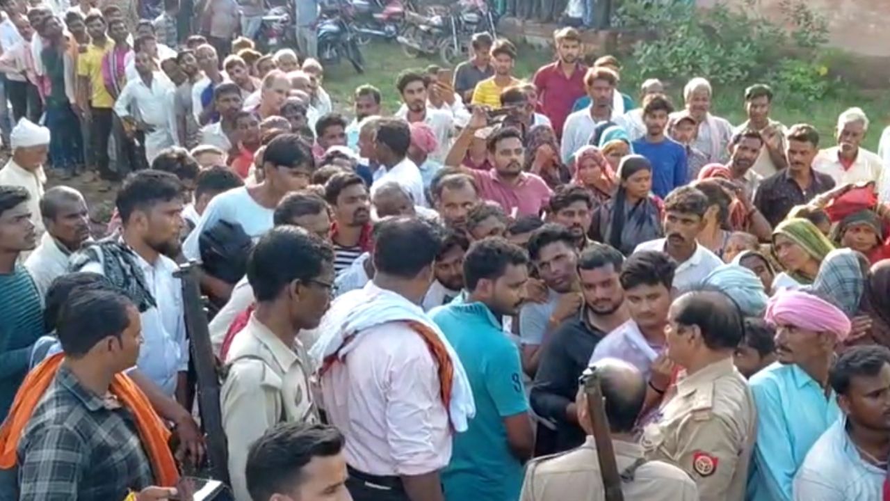 झांसी में खाद के लिए हंगामा, भिड़े किसान और केंद्र प्रभारी…पत्थरबाजी-डंडे चलाने का वीडियो हुआ वायरल