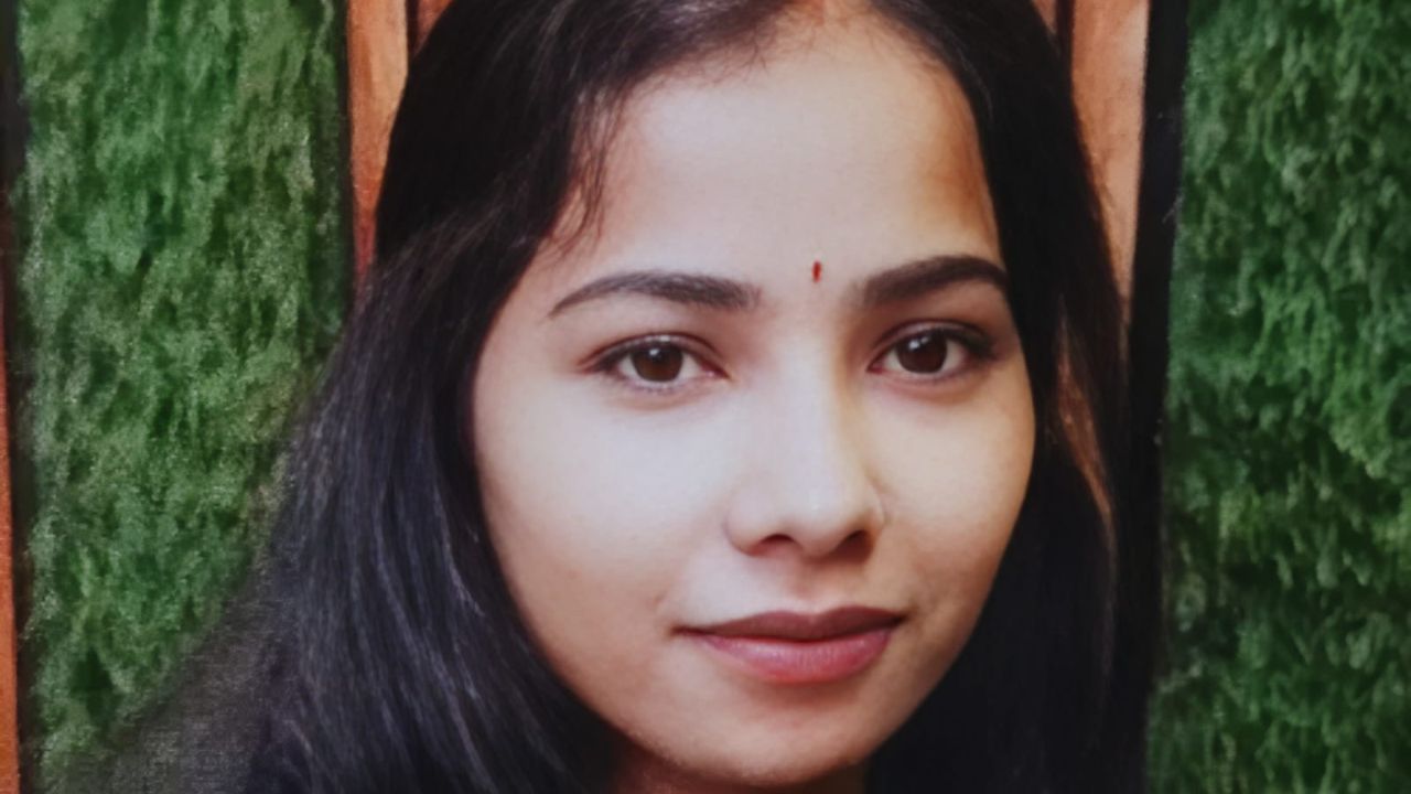 इधर पति गया था गंगा नहाने, उधर पत्नी पड़ोसी और बच्चे के साथ हुई फरार, गहने और कैश भी गायब इधर पति गया था गंगा नहाने, उधर पत्नी पड़ोसी और बच्चे के साथ हुई फरार, गहने और कैश भी गायब