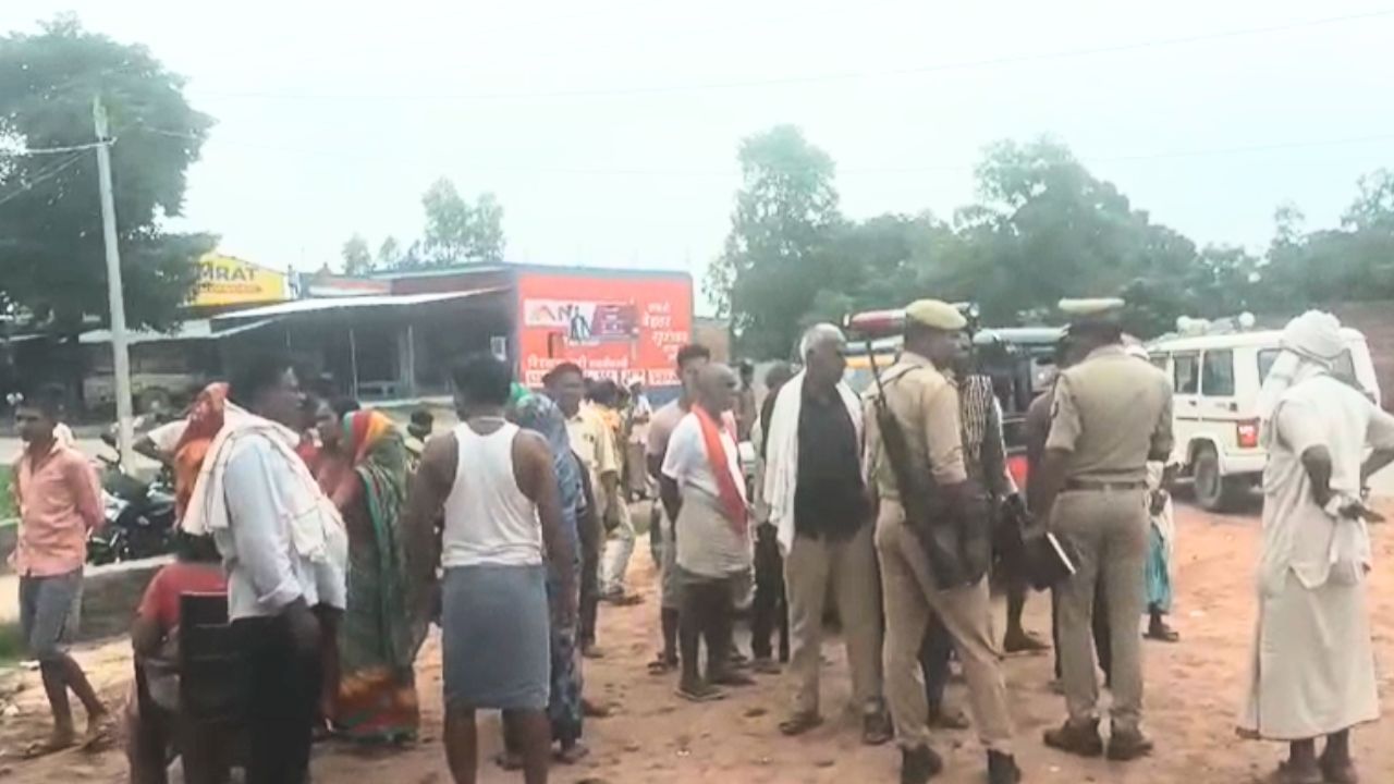 एक ही बाइक पर रक्षाबंधन मनाकर लौट रहे थे परिवार के 6 लोग, मिक्सर मशीन से हुई टक्कर; 5 की मौत एक ही बाइक पर रक्षाबंधन मनाकर लौट रहे थे परिवार के 6 लोग, मिक्सर मशीन से हुई टक्कर; 5 की मौत