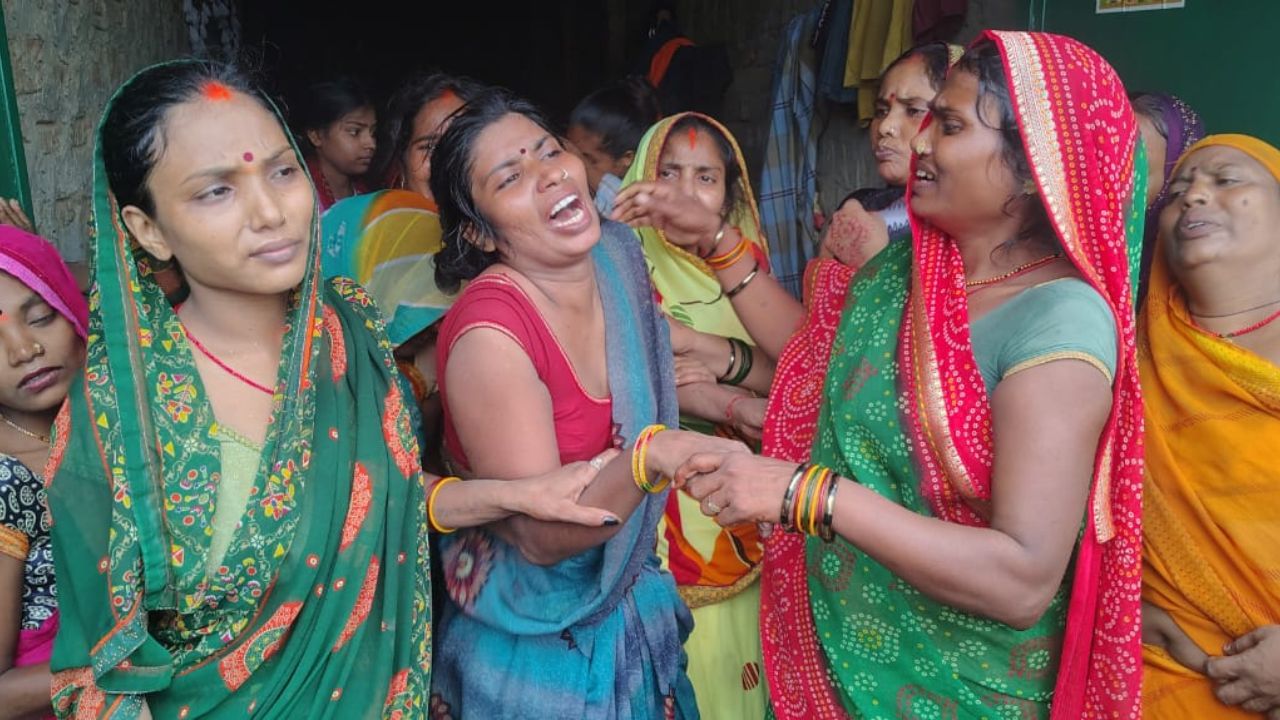 गंगा किनारे गूंजती रहीं ‘पापा-पापा’ की चीखें… पत्नी से झगड़े के बाद बच्चों संग नदी में कूदा पिता, 2 की मौत गंगा किनारे गूंजती रहीं ‘पापा-पापा’ की चीखें… पत्नी से झगड़े के बाद बच्चों संग नदी में कूदा पिता, 2 की मौत
