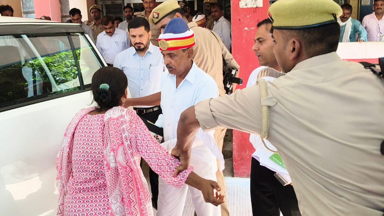 नहीं हुई सुनवाई तो DM के सामने चूहा मार दवा लेकर पहुंची महिला, मचा हड़कंप