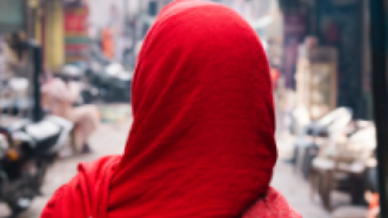 ये है आज के दौर की विषकन्या, 40 हज़ार लेकर लगाती थी रेप का झूठा आरोप, गिरफ्तार होते बनी गवाह ये है आज के दौर की विषकन्या, 40 हज़ार लेकर लगाती थी रेप का झूठा आरोप, गिरफ्तार होते बनी गवाह