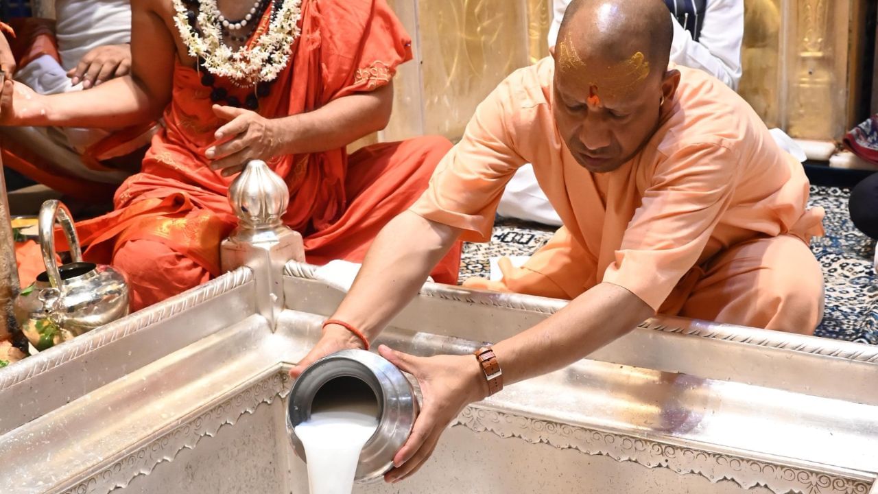 पीएम मोदी के दौरे से पहले सीएम योगी पहुंचे वाराणसी… काशी विश्वनाथ मंदिर में की पूजा