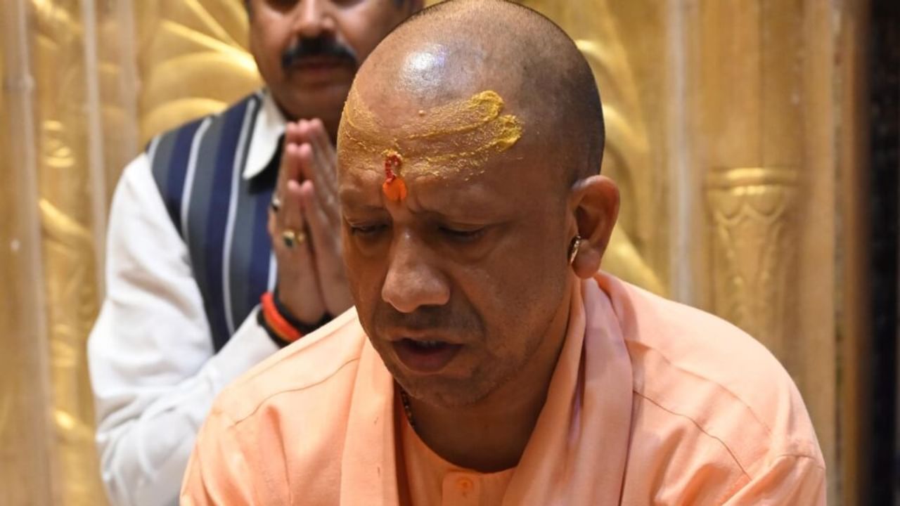 पीएम मोदी के दौरे से पहले सीएम योगी पहुंचे वाराणसी… काशी विश्वनाथ मंदिर में की पूजा
