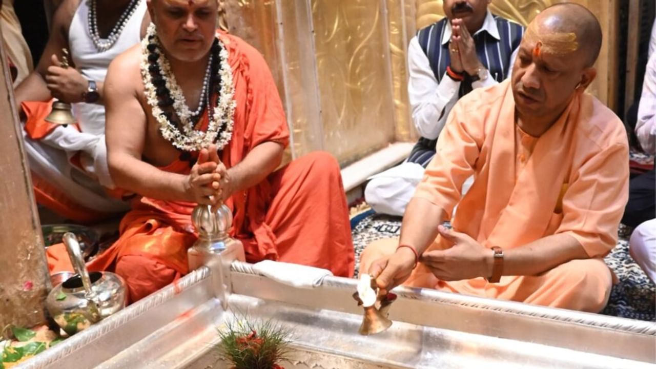 पीएम मोदी के दौरे से पहले सीएम योगी पहुंचे वाराणसी… काशी विश्वनाथ मंदिर में की पूजा