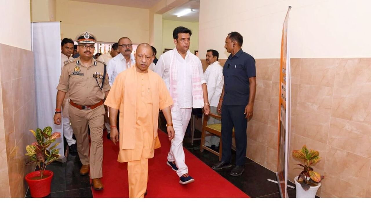 पीएम मोदी के दौरे से पहले सीएम योगी पहुंचे वाराणसी… काशी विश्वनाथ मंदिर में की पूजा