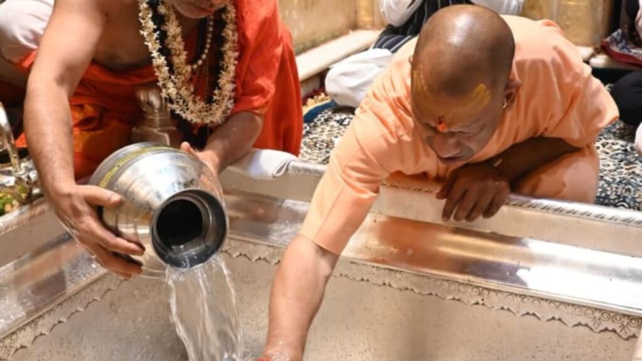पीएम मोदी के दौरे से पहले सीएम योगी पहुंचे वाराणसी… काशी विश्वनाथ मंदिर में की पूजा