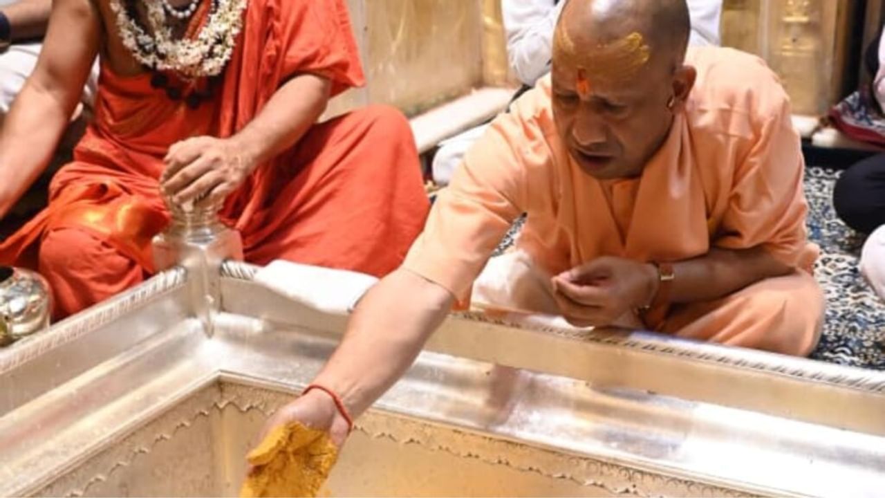 पीएम मोदी के दौरे से पहले सीएम योगी पहुंचे वाराणसी… काशी विश्वनाथ मंदिर में की पूजा
