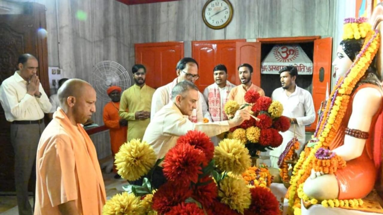 गोरखपुर में दो दिनों के दौर पर हैं सीडीएस अनिल चौहान, सीएम योगी के साथ की गुरु गोरखनाथ की पूजा