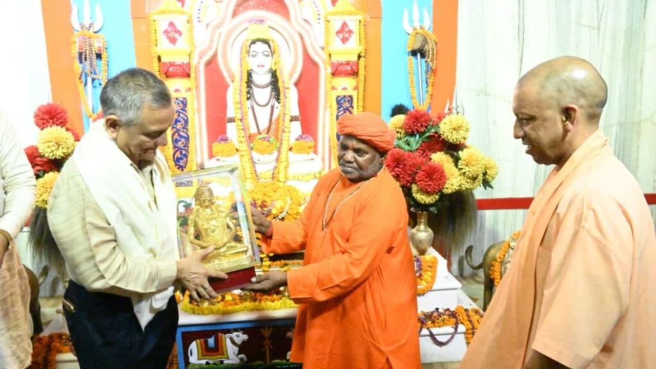 गोरखपुर में दो दिनों के दौर पर हैं सीडीएस अनिल चौहान, सीएम योगी के साथ की गुरु गोरखनाथ की पूजा