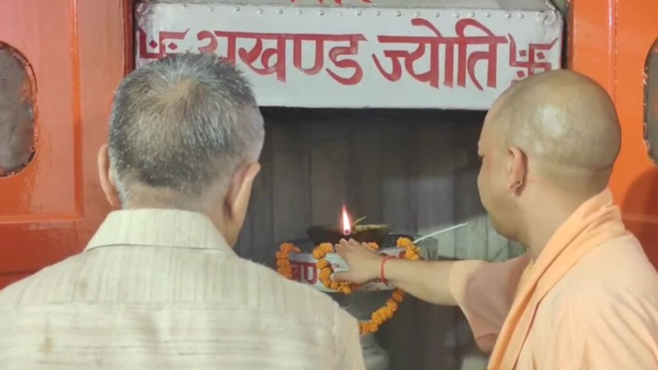 गोरखपुर में दो दिनों के दौर पर हैं सीडीएस अनिल चौहान, सीएम योगी के साथ की गुरु गोरखनाथ की पूजा