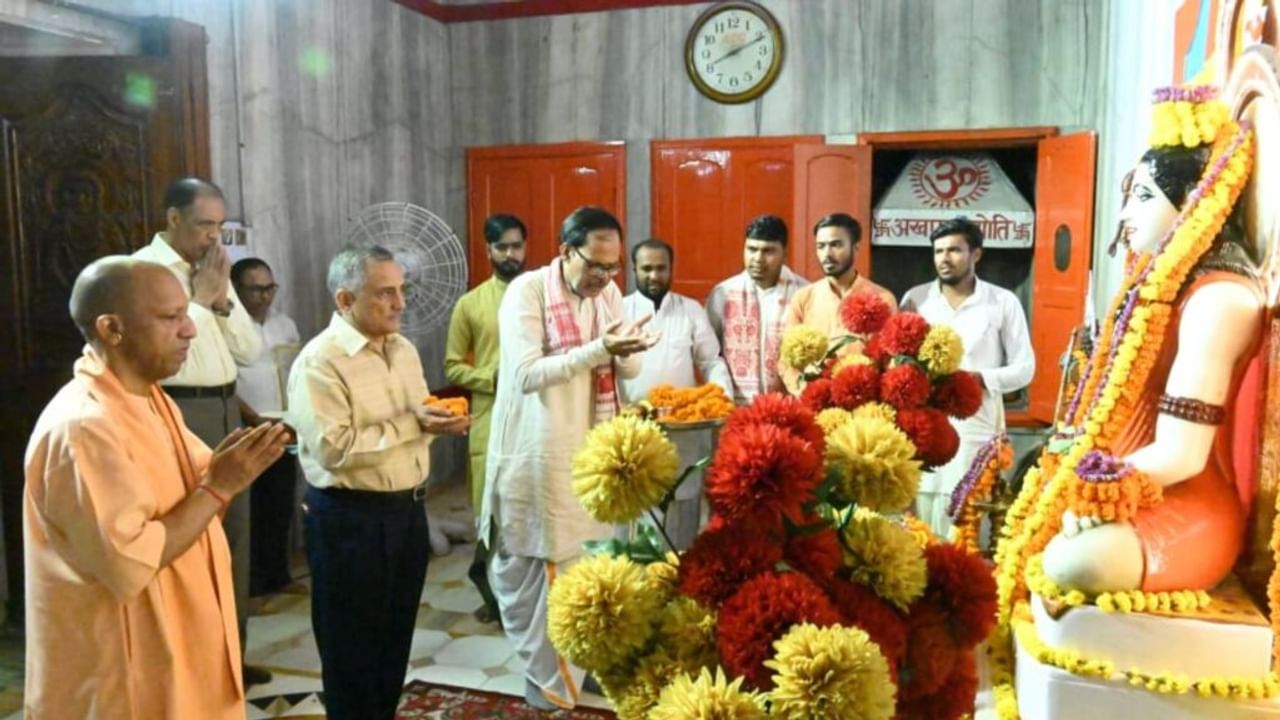 गोरखपुर में दो दिनों के दौर पर हैं सीडीएस अनिल चौहान, सीएम योगी के साथ की गुरु गोरखनाथ की पूजा