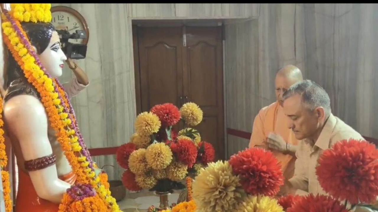 गोरखपुर में दो दिनों के दौर पर हैं सीडीएस अनिल चौहान, सीएम योगी के साथ की गुरु गोरखनाथ की पूजा