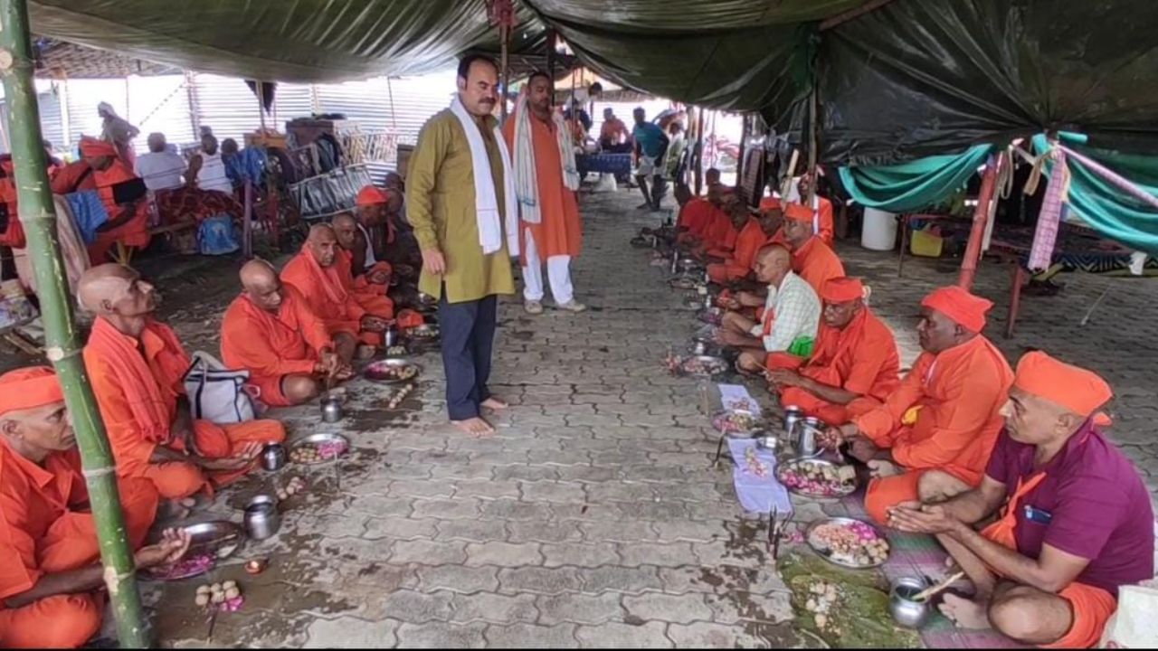 पुरखों की मुक्ति में ड्रेस कोड पर विवाद, संगम में भगवा कपड़े पहनकर आए श्रद्धालु पुरखों की मुक्ति में ड्रेस कोड पर विवाद, संगम में भगवा कपड़े पहनकर आए श्रद्धालु