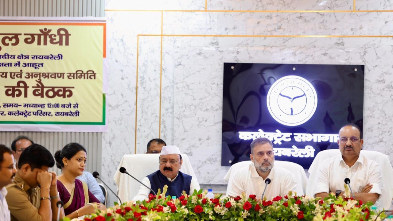 राहुल गांधी और योगी के मंत्री दिनेश सिंह आए आमने- सामने, दिशा की बैठक हो गई तीखी बहस