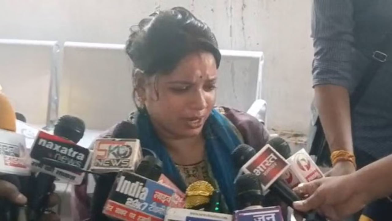 लखनऊ में CM आवास के सामने महिला ने खुद पर डाला केरोसिन, माचिस जलाने ही वाली थी कि… लखनऊ में CM आवास के सामने महिला ने खुद पर डाला केरोसिन, माचिस जलाने ही वाली थी कि…