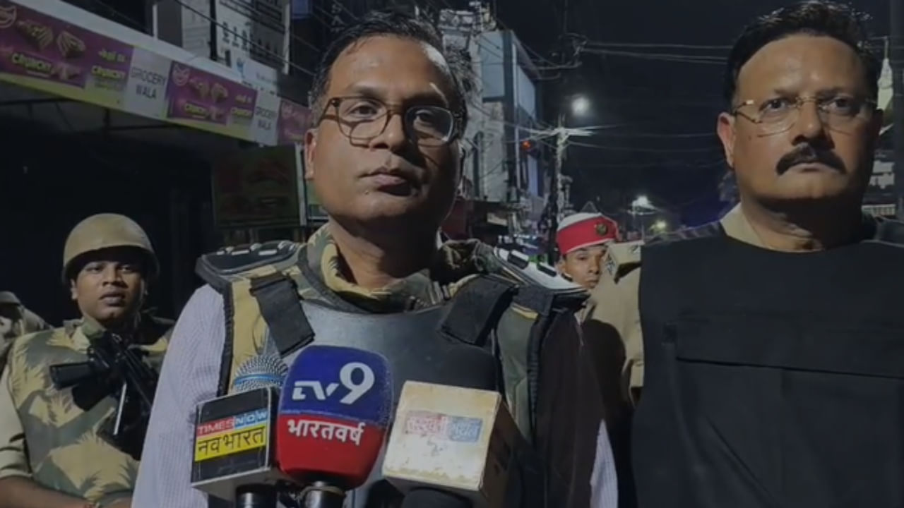 शाहजहांपुर में तनाव, फेसबुक पर विवादित पोस्ट से बिगड़ा माहौल, हजारों लोगों ने थाने को घेरा शाहजहांपुर में तनाव, फेसबुक पर विवादित पोस्ट से बिगड़ा माहौल, हजारों लोगों ने थाने को घेरा