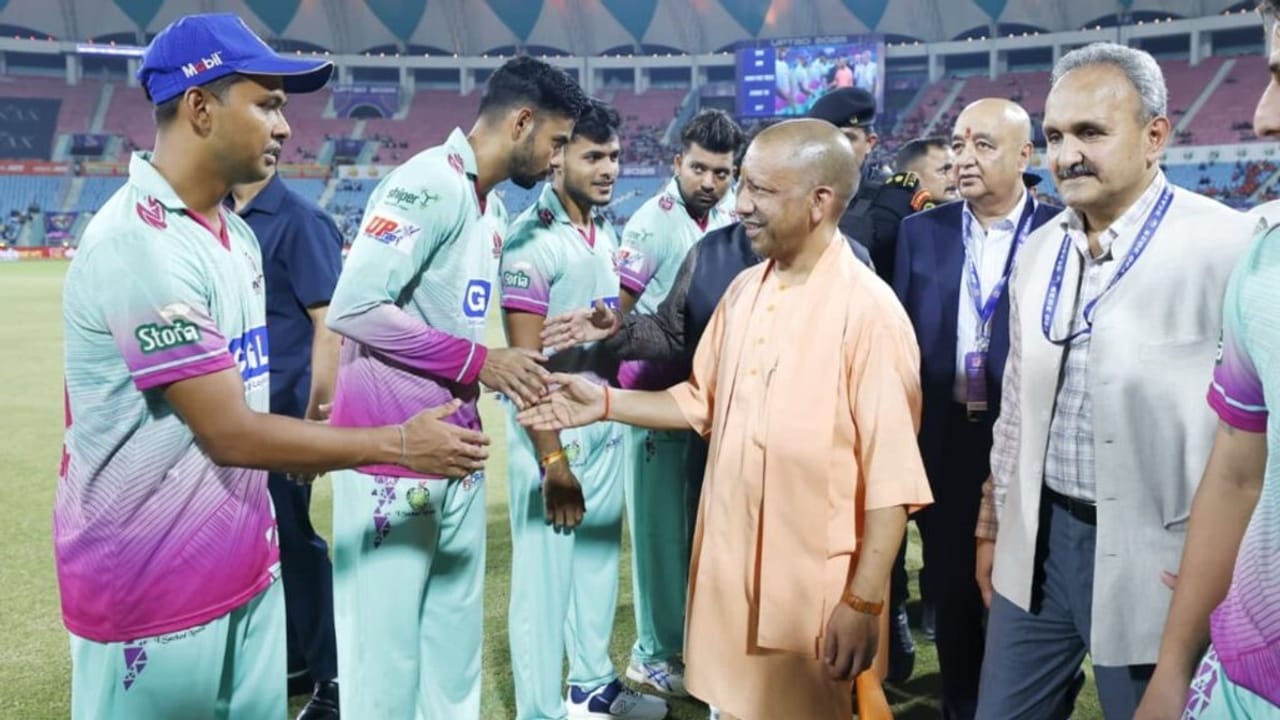 यूपी टी-20 लीग: समापन समारोह में पहुंचे CM योगी, फाइनल मैच के लिए उछाला टॉस