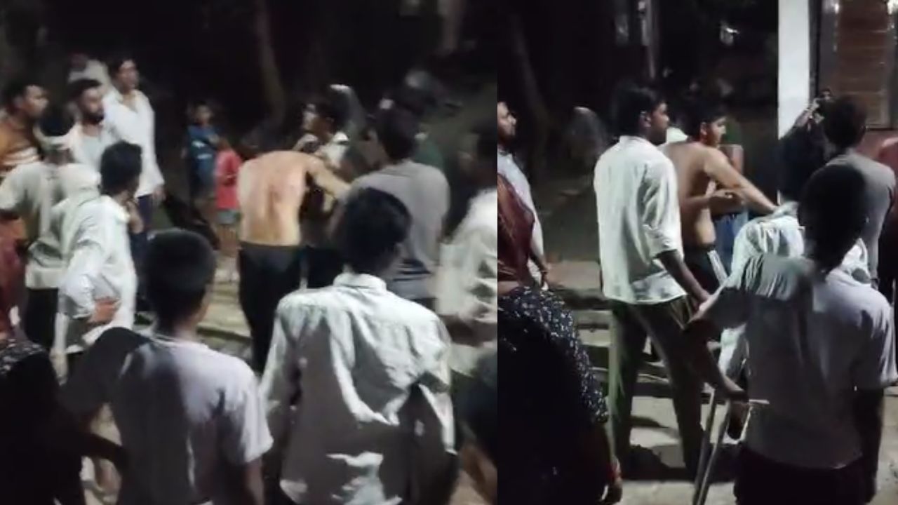 दौड़ा-दौड़ाकर पीटा, लड़की से की छेड़छाड़ तो दो पक्षों के बीच चले लाठी-डंडे… सोशल मीडिया पर वीडियो वायरल दौड़ा-दौड़ाकर पीटा, लड़की से की छेड़छाड़ तो दो पक्षों के बीच चले लाठी-डंडे… सोशल मीडिया पर वीडियो वायरल