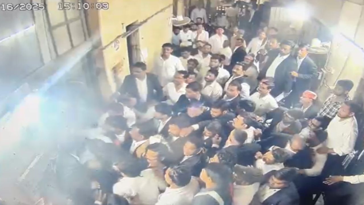 बनारस कोर्ट में वकीलों की गुंडागर्दी, दरोगा को घेरकर पीटा; वायरल हो रहा Video बनारस कोर्ट में वकीलों की गुंडागर्दी, दरोगा को घेरकर पीटा; वायरल हो रहा Video
