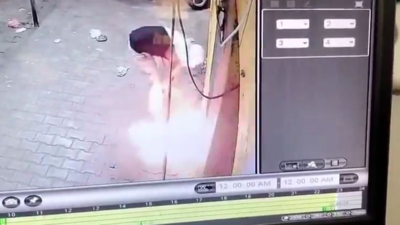शराब उधार न मिलने पर गुस्साया होमगार्ड, सरकारी ठेके को किया आग के हवाले, CCTV में कैद हुई घटना शराब उधार न मिलने पर गुस्साया होमगार्ड, सरकारी ठेके को किया आग के हवाले, CCTV में कैद हुई घटना