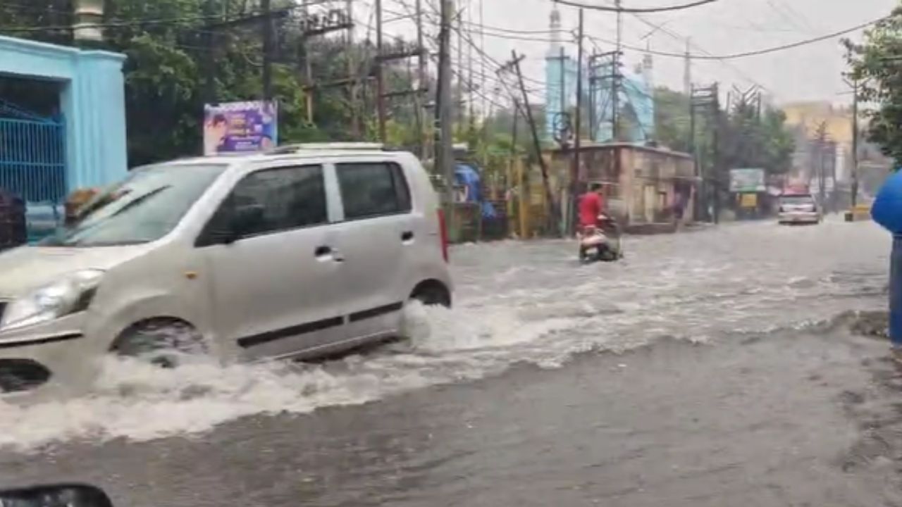 मुरादाबाद में भारी बारिश के बाद चारों तरफ भरा लबालब पानी, ठप हुई आवाजाही मुरादाबाद में भारी बारिश के बाद चारों तरफ भरा लबालब पानी, ठप हुई आवाजाही