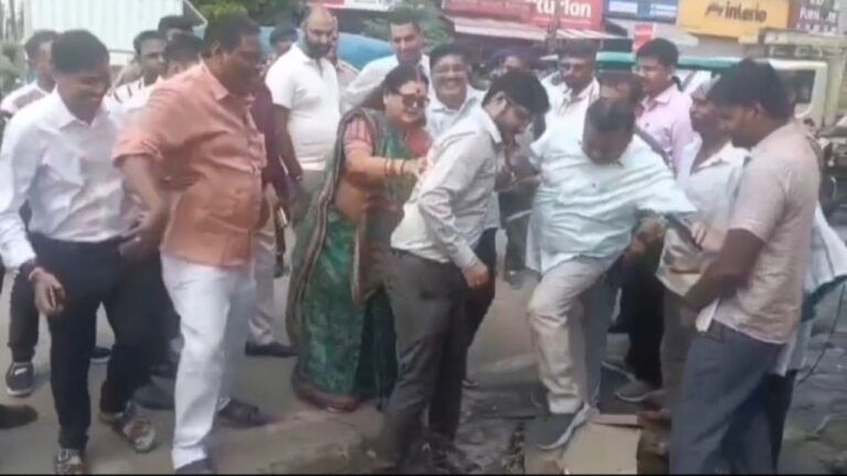 सड़कों पर जलभराव देखकर भड़कीं मेयर... अफसर को कीचड़ में धकेला