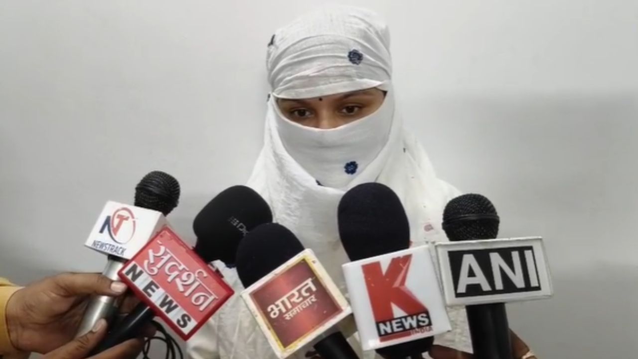 ‘मुस्लिम महिला के चंगुल से मेरे पति को बचा लीजिए प्लीज…’ पत्नी ने खून से लिखा CM योगी को लेटर ‘मुस्लिम महिला के चंगुल से मेरे पति को बचा लीजिए प्लीज…’ पत्नी ने खून से लिखा CM योगी को लेटर