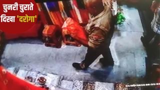 मिर्जापुर: प्रसाद की दुकान से चुनरी चुराने लगा दरोगा, वीडियो वायरल