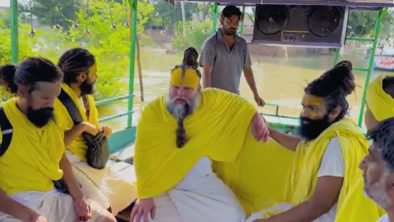 यमुने तूने ये क्या किया… वृंदावन में बाढ़ से संत प्रेमानंद निराश, दो घंटे स्टीमर में बैठकर किया भ्रमण यमुने तूने ये क्या किया… वृंदावन में बाढ़ से संत प्रेमानंद निराश, दो घंटे स्टीमर में बैठकर किया भ्रमण