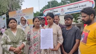 अधिकारियों पर FIR की मांग लेकर पहुंचा परिवार, सीवर हादसे में गई थी बेटी समेत 3 की जान