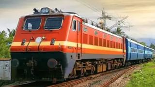 आधी रात में चलती ट्रेन से हुई नोटों की बारिश! बीनने के लिए टार्च लेकर ट्रैक पर दौड़े लोग; Video वायरल